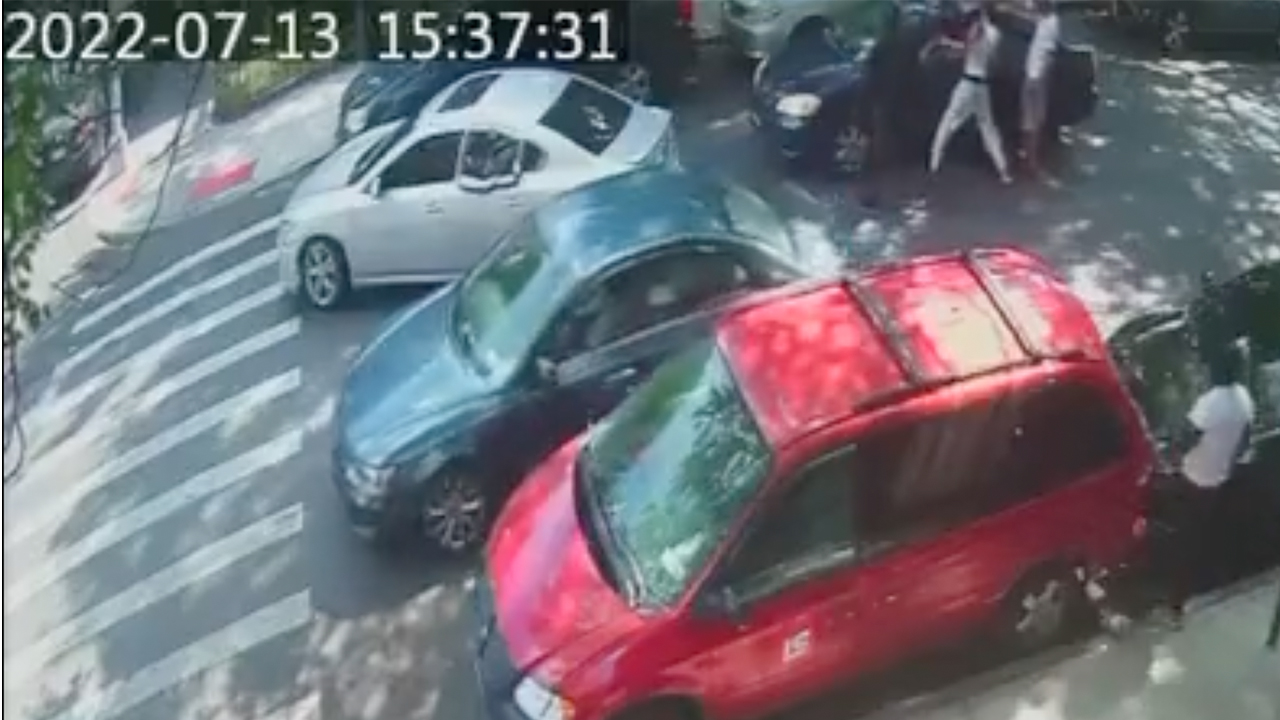 New York City father attacked in front of 5-year-old son in broad daylight, video shows