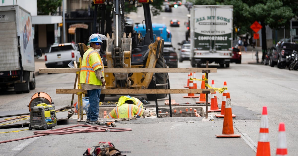 As Texas swelters, local rules requiring water breaks for construction workers will soon be nullified